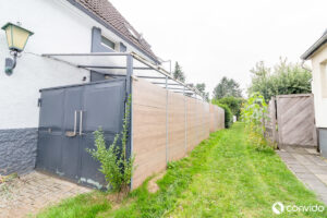 Weg neben dem Haus
