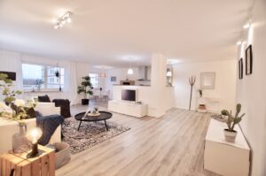 Wohnzimmer mit offener Küche