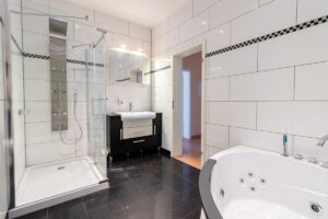 Badezimmer (Sicht 2)