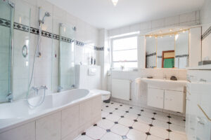 1.OG Hauptbadezimmer