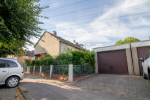 Garagen und Hausansicht