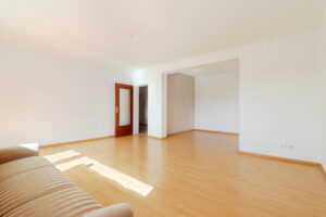 Wohnzimmer mit Blick ins Kinderzimmer