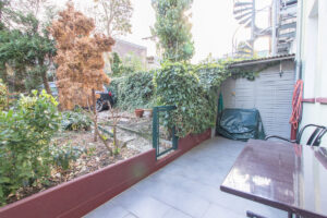 Terrasse und Stellplatz