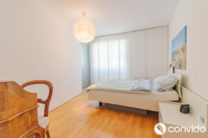 Schlafzimmer mit begehbaren Kleiderschrank