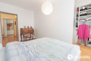 Schlafzimmer mit begehbaren Kleiderschrank